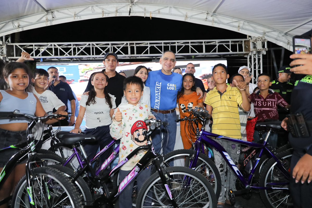 CarlosPinedoC's tweet photo. Mi gente, mi compromiso es llegar donde más nos necesitan. En Timayuí, durante nuestra jornada #41 de Alcaldía al Barrio, escuchamos a la comunidad y llevamos soluciones reales. 🤝

💧En los próximos días iniciaremos la construcción de la Planta El Curval, que aportará 800 litros por segundo de agua potable. Además, avanzaremos en la reducción de la pérdida de agua, que hoy alcanza el 60%. 🧵