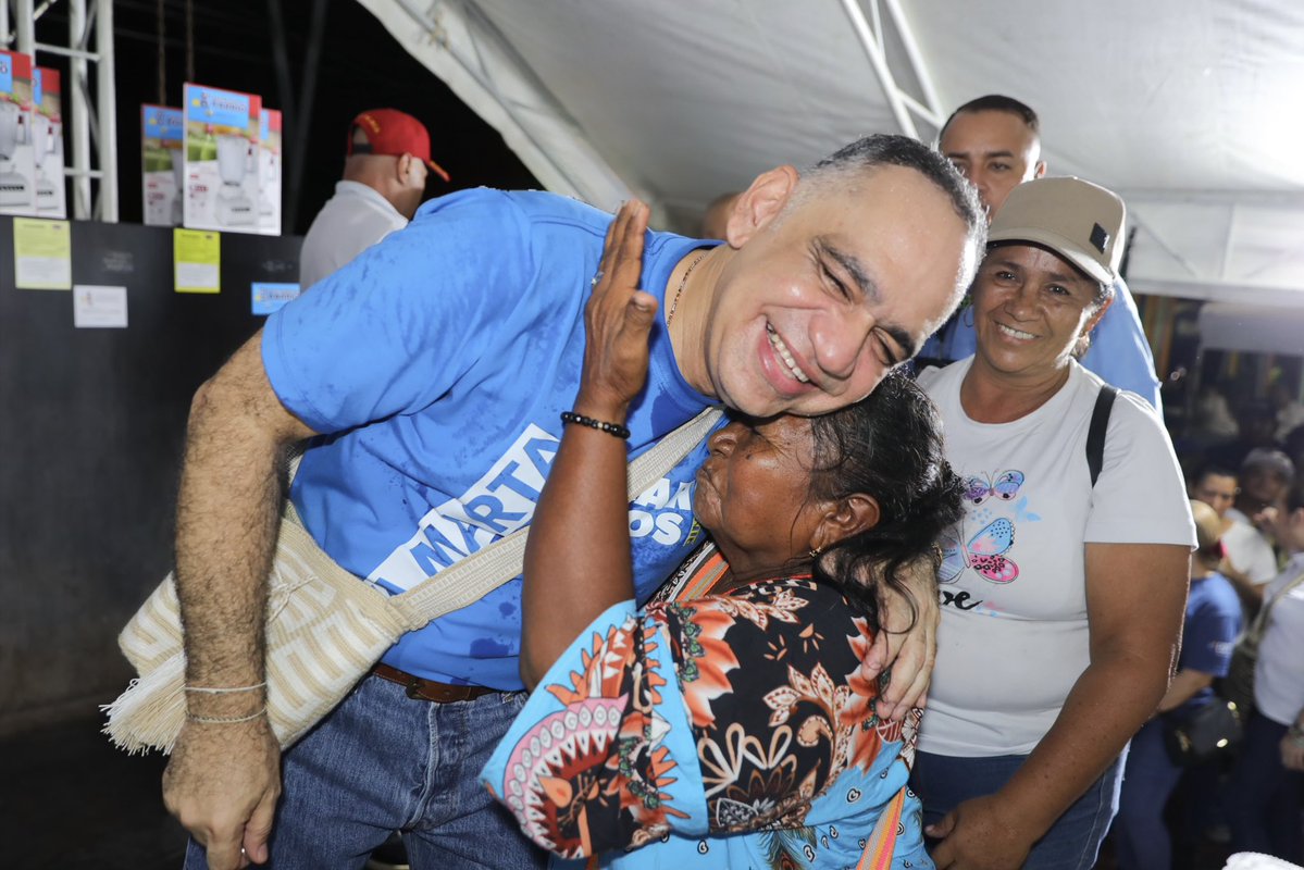 CarlosPinedoC's tweet photo. Mi gente, mi compromiso es llegar donde más nos necesitan. En Timayuí, durante nuestra jornada #41 de Alcaldía al Barrio, escuchamos a la comunidad y llevamos soluciones reales. 🤝

💧En los próximos días iniciaremos la construcción de la Planta El Curval, que aportará 800 litros por segundo de agua potable. Además, avanzaremos en la reducción de la pérdida de agua, que hoy alcanza el 60%. 🧵