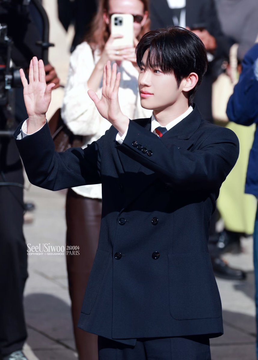 08qfmv's tweet photo. 朴时宇现在的状态就是介于一种男孩和男人的中间型，清爽帅气又不失成熟稳重

PARK SIWOO AT VALENTINO PFWSS27

#PARKSIWOOxVALENTINO
#VALENTINOPFWSS27
#PARKSIWOO https://t.co/laQvZ1D4Xg