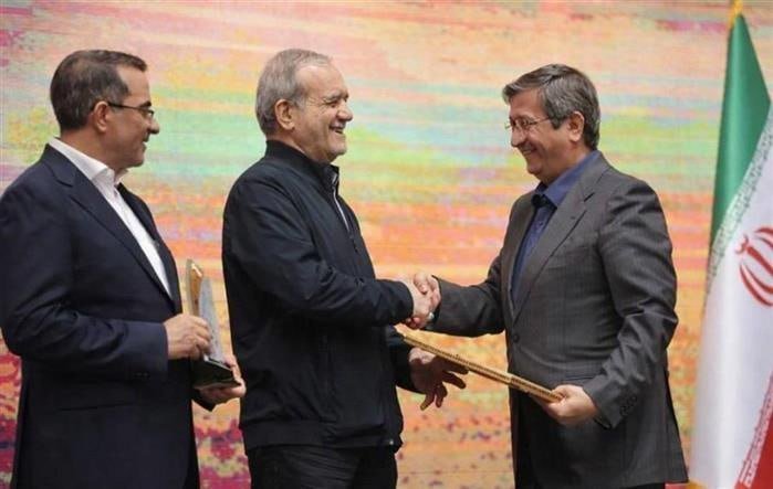 ayyarom's tweet photo. چند وقت پیش که دلار رسید ۲۰۰ تومن پزشکیان از همتی تقدیر کرد، به نظرم الان که دلار حدود ۲۷۰ تومنه بهش سکه‌ی طلا جایزه بدید آقای پز��کیان! https://t.co/G4uX3eSmwy