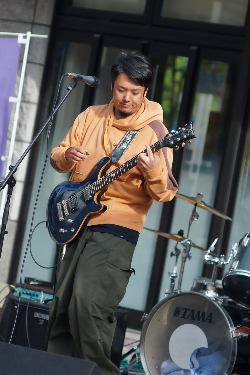 anopapa123's tweet photo. 2026年10月4日㈰
青森市 パサージュ広場
寄り道Vol.7

素人バンド安月給さん

オリジナルなのかカバーなのか分かりませんが全然素人のサウンド🎸🥁じゃないんだよナー😳カッコよッ！！ https://t.co/I4JsXeMGOF
