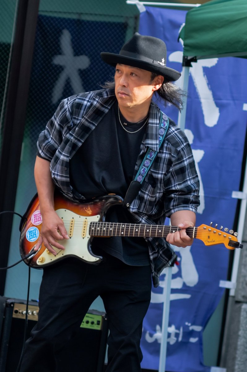 anopapa123's tweet photo. 2026年10月4日㈰
青森市 パサージュ広場
寄り道Vol.7

素人バンド安月給さん

オリジナルなのかカバーなのか分かりませんが全然素人のサウンド🎸🥁じゃないんだよナー😳カッコよッ！！ https://t.co/I4JsXeMGOF