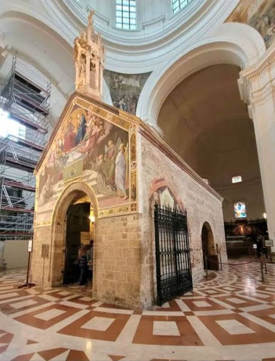 kittesencoola's tweet photo. La chiesa dentro la chiesa è 
la chiesa più piccola al mondo IV secolo
Si trova all'interno della maestosa 
Basilica di Santa Maria degli Angeli ad Assisi 
ed è uno 
È qui che San Francesco comprese la sua 
vocazione,  fondò l'ordine francescano 😍 https://t.co/cgrJaBYt39