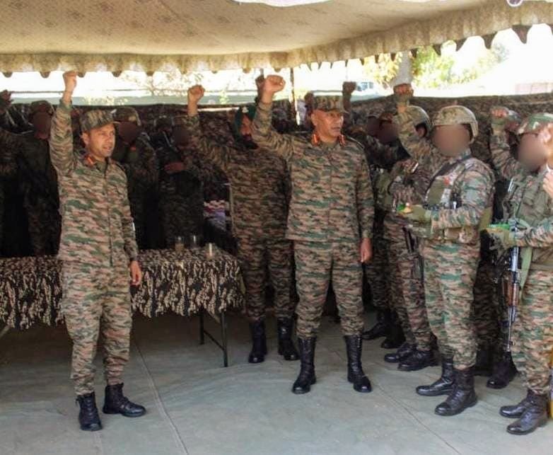 armylover247's tweet photo. Lt Gen Pratik Sharma, #ArmyCdrNC, visited #RashtriyaRifles unit in South #Kashmir. He reviewed the prevailing security situation and commended the troops for their professionalism and operational excellence.
https://t.co/LZM7Y2dzpw