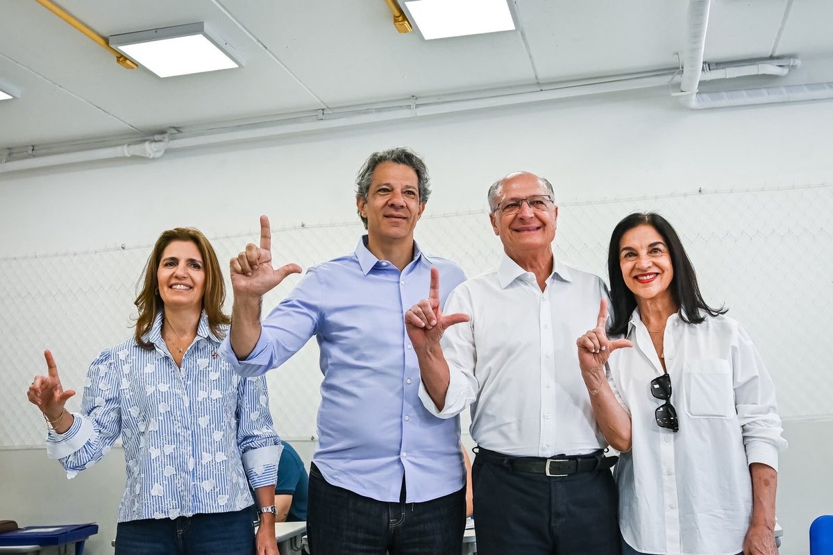 Haddad_Fernando's tweet photo. Hoje é dia de celebrar a democracia e a nossa soberania. 

Muito obrigado a todas e todos que estiveram conosco ao longo desta jornada. https://t.co/Bni0DL4lH0
