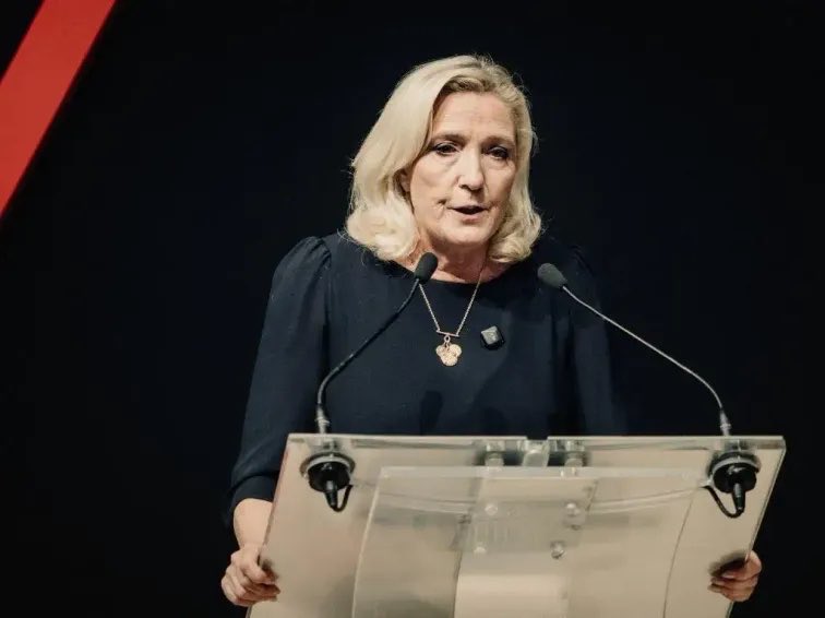 f_philippot's tweet photo. Quelle honte ! ⤵️

« Budget : le RN penche vers une non-censure » !
(cf : https://t.co/mu9xvolQQu)

Car l’essence à 3 euros le litre c’est super ?
La marche à la guerre, formidable ?
La désindexation des retraites supérieures à 1260 euros par mois, magnifique ?
Le chaos partout, admirable ?
La soumission à l’UE, épatant ?…

STOP 🛑 à ces fausses « oppositions » !