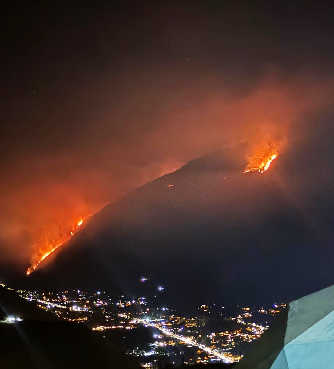 RuthLuqueIbarra's tweet photo. #Urgente | Yanahuara (Urubamba Cusco) enfrenta un incendio que exige urgente desde el 2 de octubre. Mi solidaridad con las familias afectadas por este grave incendio, especialmente con quienes perdieron a sus familiares y y las personas heridas. El fuego continúa amenazando viviendas, animales, cultivos. La emergencia ha superado las capacidades disponibles en tierra. El propio COER Cusco ha solicitado apoyo aéreo urgente.

Solicito a @pcmperu @indeciperu @MindefPeru disponer de inmediato helicópteros y apoyo aéreo necesario para combatir el incendio, además de reforzar las brigadas y garantizar la protección y atención de la población.
Bomberos, brigadistas y pobladores llevan muchas horas enfrentando el fuego. #IncendioForestal