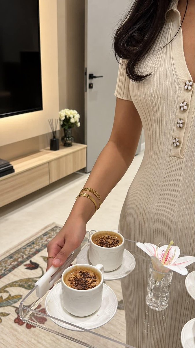 2REHA_M's tweet photo. السلام عليكم ياحلوين مين يحب الشاي بلحليب مثلي https://t.co/s5qSurdtlU