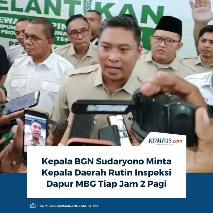 LambeSahamjja's tweet photo. wkwkwk meme jadi real njir di tangan sudaryono
"Siapa?" 
"petugas sppg pak" 
"Ada apa malam2" 
"Bapak diminta makan MBG jam 2 pagi" 
"Minimal saya ganti baju dulu" https://t.co/CITchjHlOF