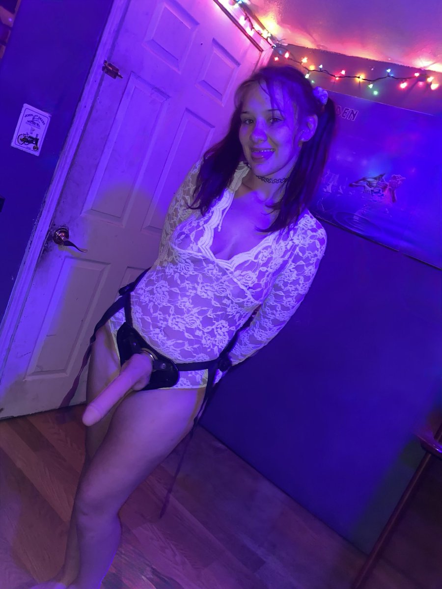 BITSYB3CCA's tweet photo. get all 7 of my pegging vids for $35 today only!! 
dm me or msg me on tele @ bitsybecks to buy. :p y’know you want toooo 🌀😵‍💫￼🫴🏼

#nsfwtwt #buyingcontent #sellingcontent #pegging https://t.co/zP43bpnMh5