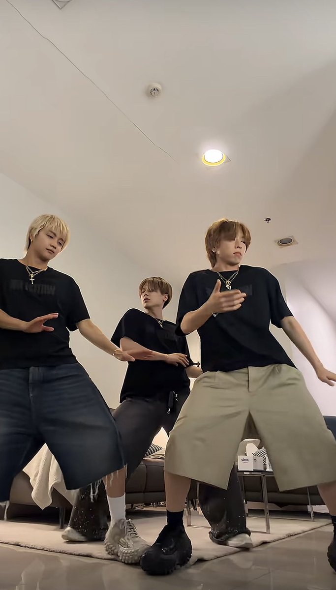 b_mnt429's tweet photo. 好きが極まると踊り出す人達 #BEFIRST https://t.co/oFmTIsCJpw