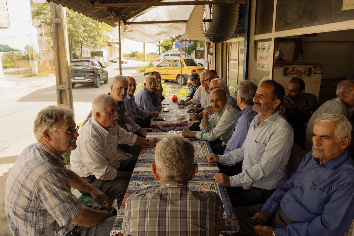 asletaha's tweet photo. قهوه‌خونه داستان های زیادی داره!
از عمو تقی بگم که تو ییلاق زندگی می‌کرد و با موتور هوندا ۱۲۵ بدون چراغش می‌اومد قهوه‌خونه، چهار تا زبان بلد بود، کتاب‌ها و یادداشت‌های روزمره‌اش انگلیسی بود و تفریحش ترجمه کتاب
یا از تاجر‌های برنج و کیوی بگم که دور هم چرتکه می‌انداختن به  اموالشون https://t.co/eTmc4tiFGA