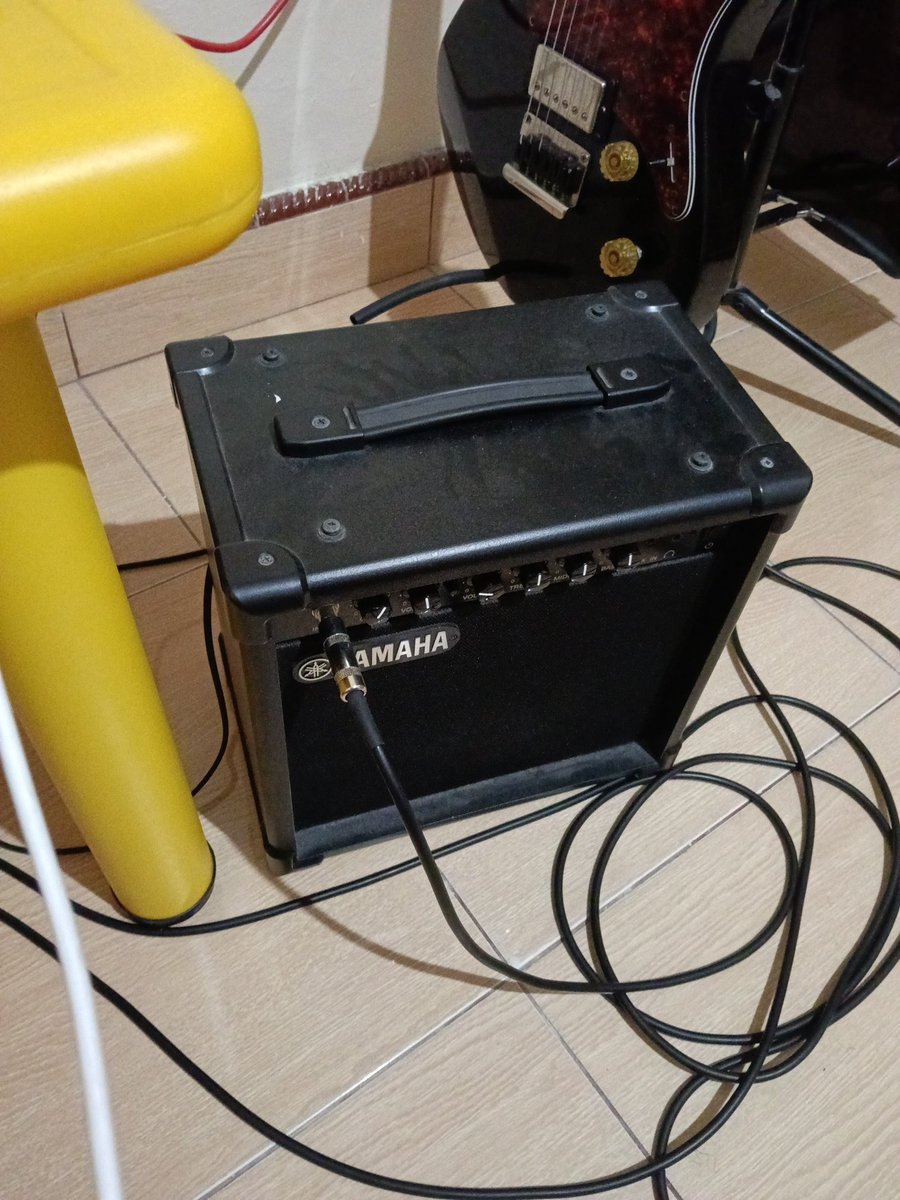 ProProProYesHu's tweet photo. I've had this amp for a couple years. Still works just fine. I wanted to buy a new one but I don't think it would be a great idea cuz I will be moving out next year... https://t.co/t2oXkaEeFd