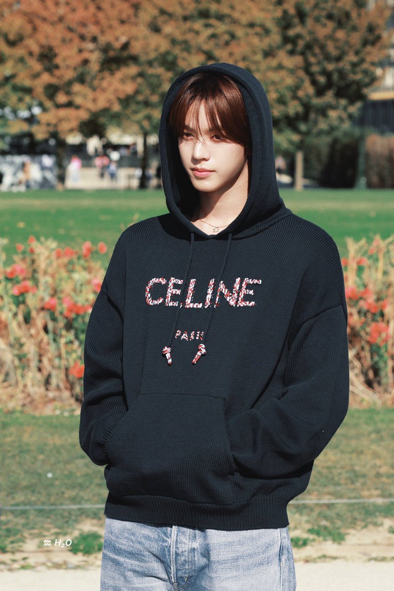 247roong's tweet photo. 김도훈 후드티 입을때마다 연하남친미 max라 너무 힘듦... https://t.co/h4GyYviMgX