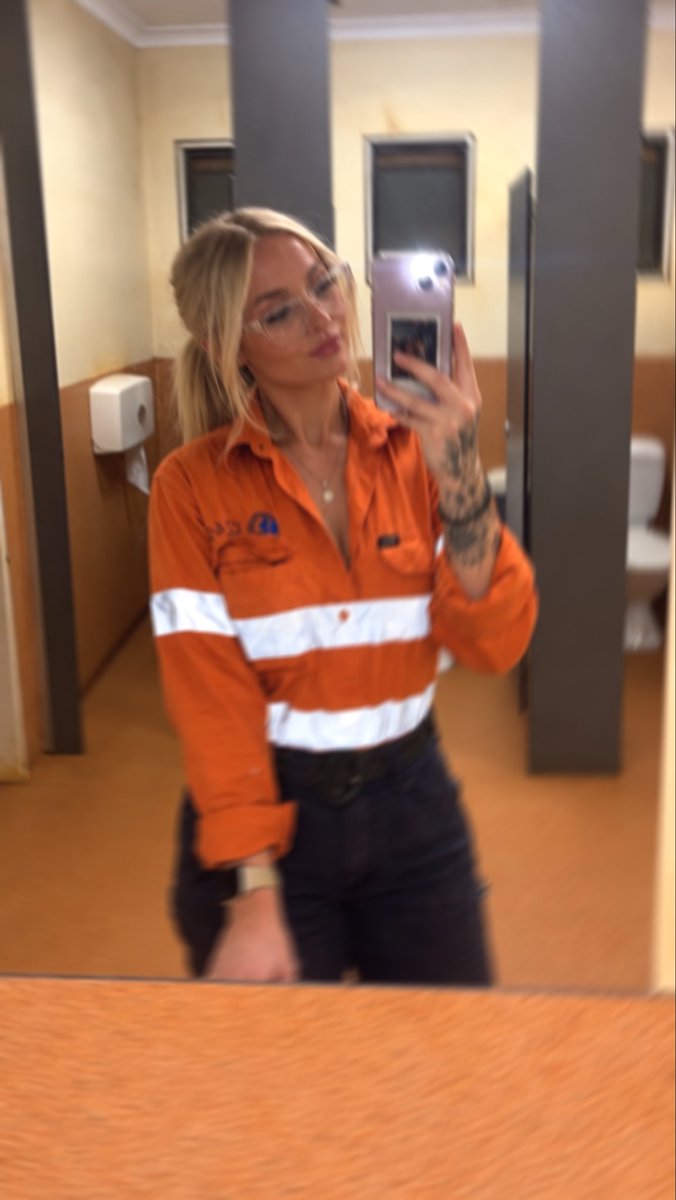 tradiegracee's tweet photo. would you ever marry a tradesgirl? 💌 https://t.co/LiKm6AfjY4