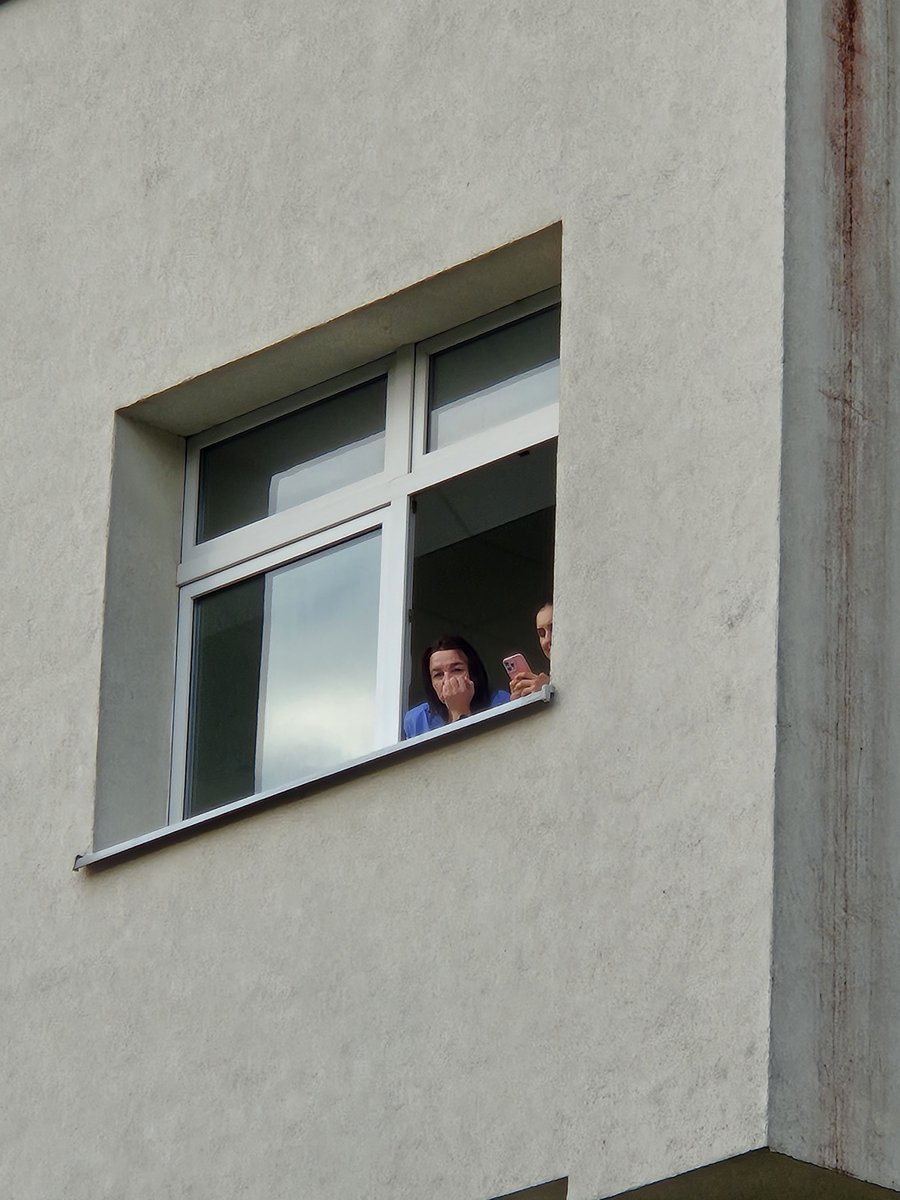 ratujzycie_pl_'s tweet photo. Szpital na Brochowie we Wrocławiu na pół godziny przed startem Publicznego Różańca o zatrzymanie aborcji. Niektorzy już gotowi, by abortować dzieci. https://t.co/uCoLzpPGQ7