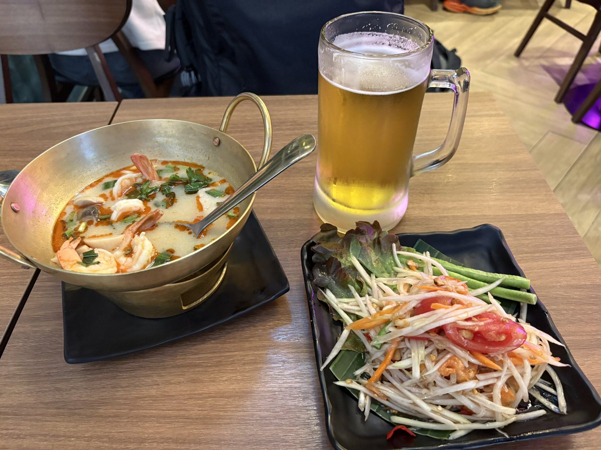 uirou_rose's tweet photo. 空港で取りこぼした料理を見つけてタイ最後の晩餐🇹🇭

トムヤムクン🦐
ソムタム🥗
ガイヤーン🐔
チャーンビール🍺

最後までタイ料理を満喫😋 https://t.co/FFCPtwwOBL
