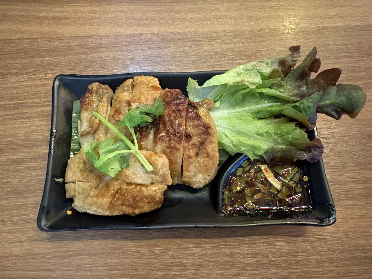 uirou_rose's tweet photo. 空港で取りこぼした料理を見つけてタイ最後の晩餐🇹🇭

トムヤムクン🦐
ソムタム🥗
ガイヤーン🐔
チャーンビール🍺

最後までタイ料理を満喫😋 https://t.co/FFCPtwwOBL