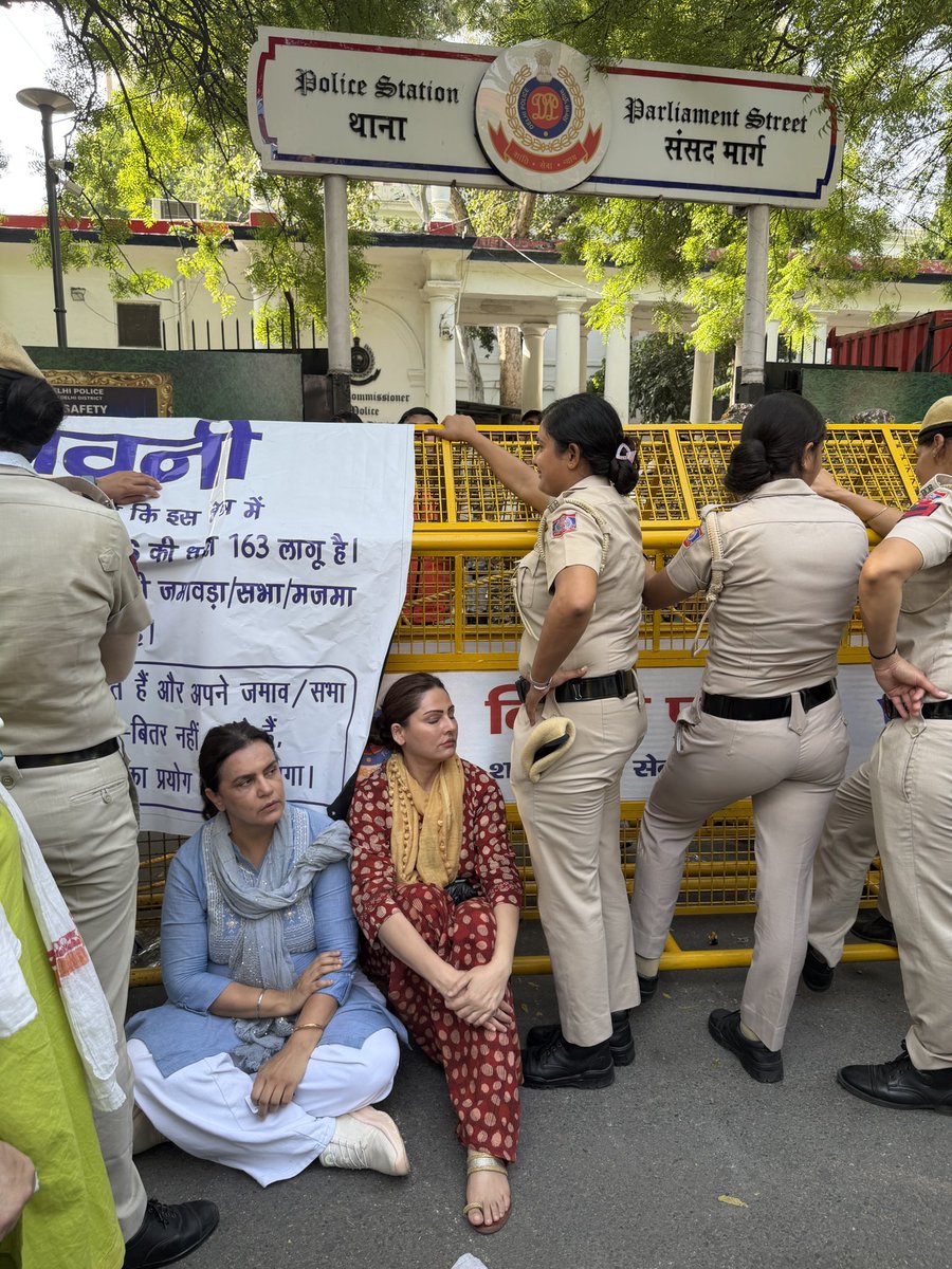 mumtazpatels's tweet photo. A police station sealed off. Citizens stopped from even entering. And nearly 24 hours after a woman journalist alleged sexual harassment by a police officer, there is still no FIR against the accused.

If the police station is where a woman is supposed to go to seek justice, why are the doors being closed when she comes asking for it?

Rosy deserves an FIR. Every woman deserves a police force she can trust.
#bharuchkibeti #bharatkibeti @yogitabhayana