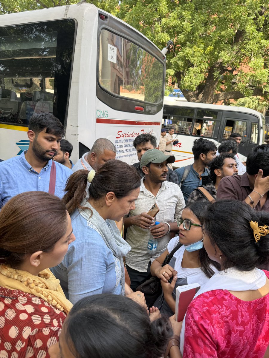 mumtazpatels's tweet photo. A police station sealed off. Citizens stopped from even entering. And nearly 24 hours after a woman journalist alleged sexual harassment by a police officer, there is still no FIR against the accused.

If the police station is where a woman is supposed to go to seek justice, why are the doors being closed when she comes asking for it?

Rosy deserves an FIR. Every woman deserves a police force she can trust.
#bharuchkibeti #bharatkibeti @yogitabhayana