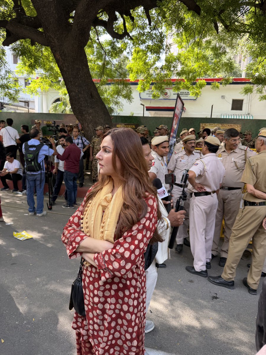 mumtazpatels's tweet photo. A police station sealed off. Citizens stopped from even entering. And nearly 24 hours after a woman journalist alleged sexual harassment by a police officer, there is still no FIR against the accused.

If the police station is where a woman is supposed to go to seek justice, why are the doors being closed when she comes asking for it?

Rosy deserves an FIR. Every woman deserves a police force she can trust.
#bharuchkibeti #bharatkibeti @yogitabhayana