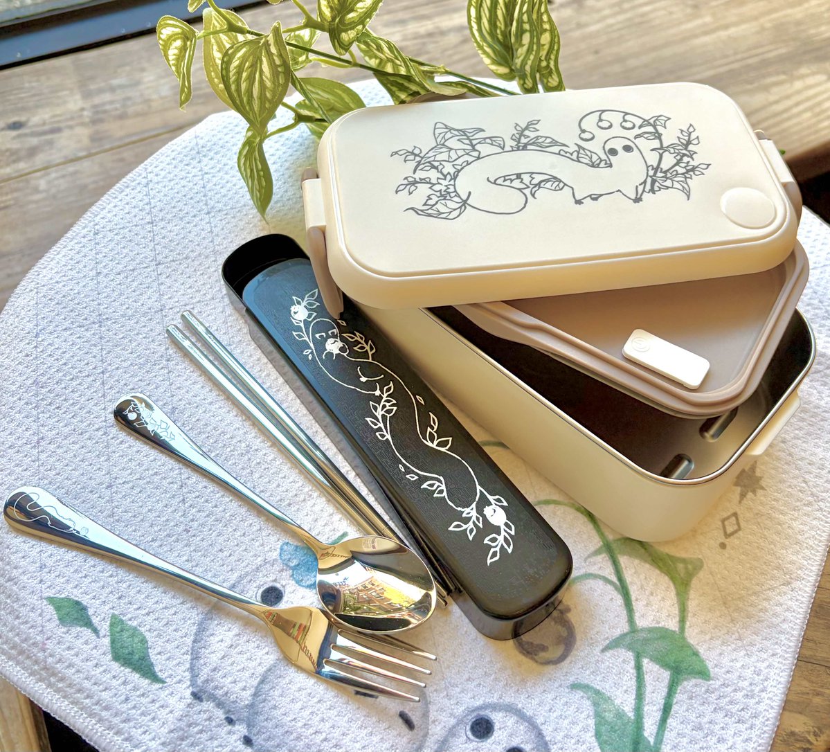 maplesyrupbeans's tweet photo. 🌟brushbuddy bento kickstarter launching on October 14th at 5:00PM EST!!

this project is a collaboration between me and my friend @HuaRuoxuan with more details to be found here >>> https://t.co/PzvdbDrWBe https://t.co/q47yc8nmfV