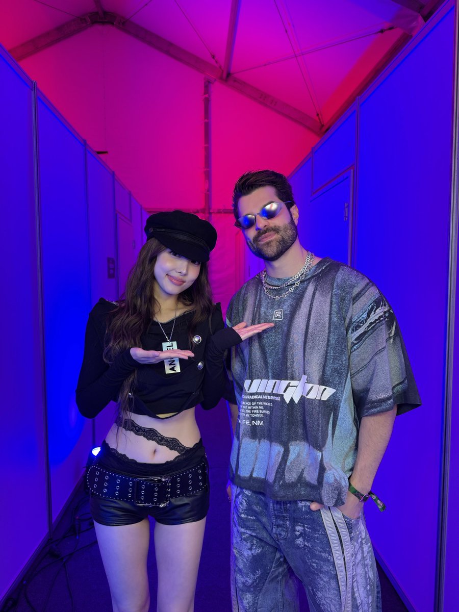 alokoficial's tweet photo. EDC with NAYEON 🩵🫰🏻 @JYPETWICE https://t.co/fbbx4wEtAG