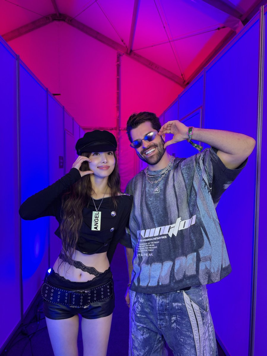 alokoficial's tweet photo. EDC with NAYEON 🩵🫰🏻 @JYPETWICE https://t.co/fbbx4wEtAG