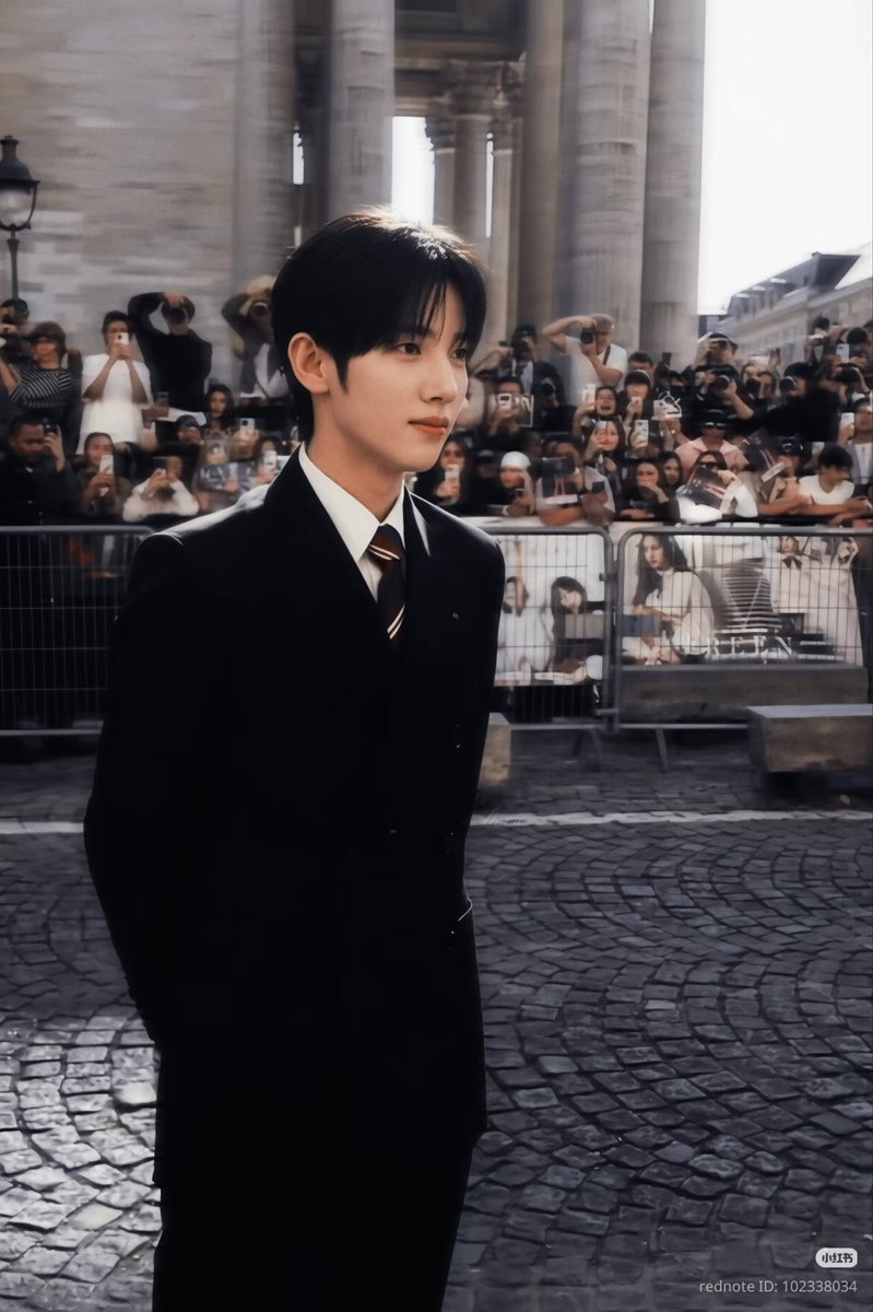 liliclcl_'s tweet photo. 파리 밤하늘 아래, 발렌티노와 어우러진 박시우의 고결한 분위기

PARK SIWOO AT VALENTINO PFWSS27

#PARKSIWOOxVALENTINO
#VALENTINOPFWSS27
#PARKSIWOO https://t.co/rDNDzAbY5q
