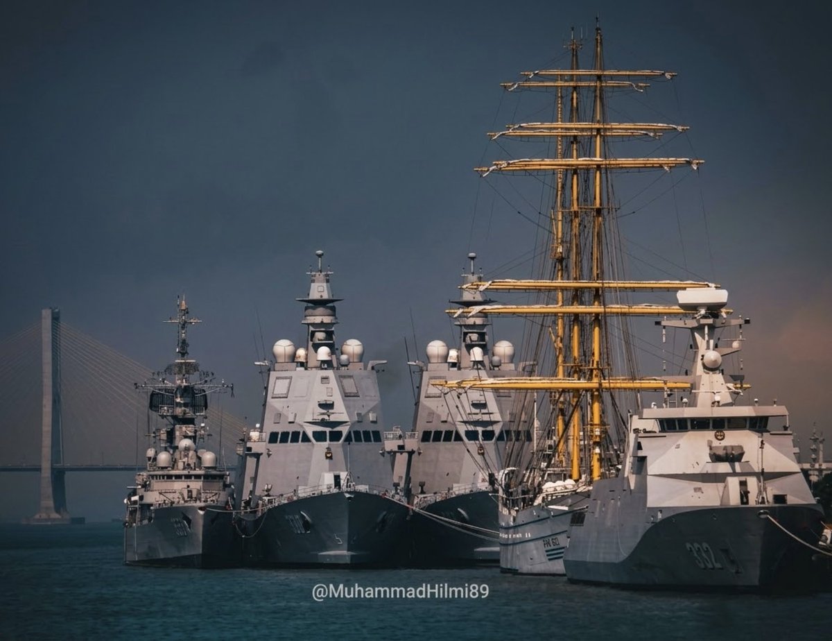 MuhammadHilmi89's tweet photo. Old soul meets modern warfare.

1' layer : Sigma 10514 Frigate (KRI KRI I Gusti Ngurah Rai)
2' layer : Ship and training vessel (KRI Bima Suci)
3' layer : 2 PPA class Frigate (KRI Brawijaya &amp; KRI Prabu Siliwangi) &amp; 1 Ahmad Yani class Frigate (KRI Abdul Halim Perdanakusuma) https://t.co/NiVkUxN0WB