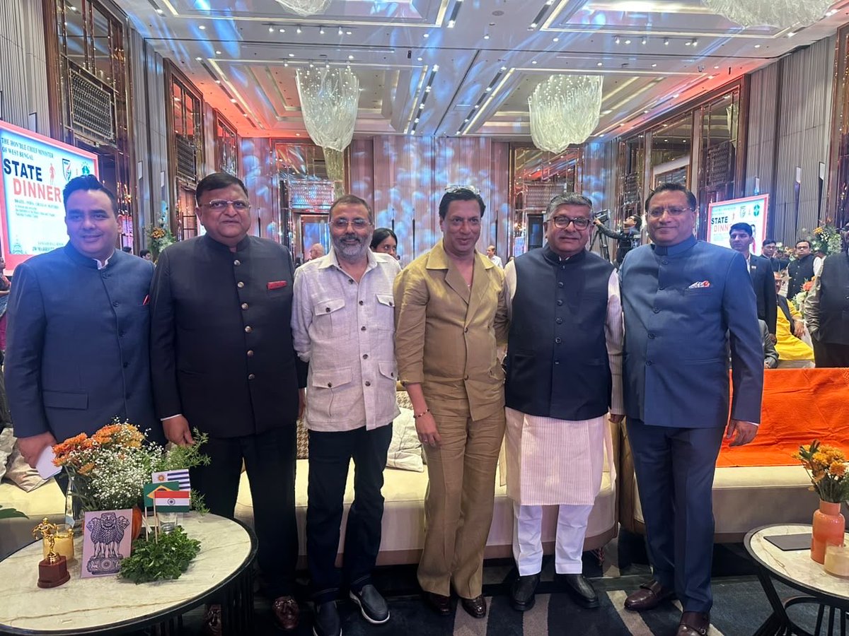 rsprasad's tweet photo. कोलकाता में आयोजित एक सांस्कृतिक एवं सामाजिक कार्यक्रम के दौरान सुप्रसिद्ध फिल्म निर्देशक, मित्रवत श्री मधुर भंडारकर जी से आत्मीय भेंट हुई।

वार्तालाप के दौरान यह जानकर अत्यंत प्रसन्नता हुई कि वे उद्योगपति श्री जयदीप हलवासिया जी के साथ मिलकर भारतीय जनसंघ के संस्थापक, हमारे वैचारिक प्रेरणापुंज डॉ. श्यामा प्रसाद मुखर्जी जी के अद्वितीय जीवन पर फिल्म का निर्माण कर रहे हैं।

डॉ. मुखर्जी जी केवल एक नाम नहीं, बल्कि राष्ट्रवाद, त्याग और अखंड भारत के संकल्प की जीवंत विचारधारा हैं। उनका बलिदान हर भारतीय के लिए प्रेरणा है। मुझे विश्वास है कि यह फिल्म आने वाली पीढ़ियों को उनके राष्ट्र के प्रति समर्पण से परिचित कराएगी। इस सराहनीय कार्य के लिए श्री मधुर भंडारकर जी एवं श्री जयदीप हलवासिया जी को हृदय से शुभकामनाएं एवं अभिनंदन!
@imbhandarkar