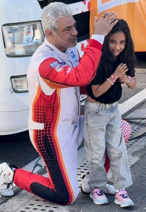 AjithFCMadurai's tweet photo. Cute pic ❤️❤️

#AjithKumar #DareDevil https://t.co/wU2JXXCgPY