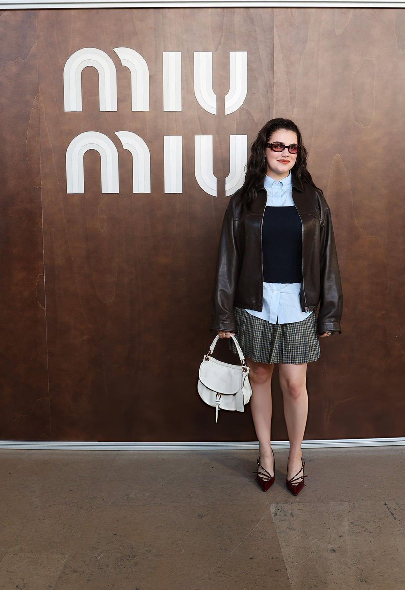 ellabrightes_'s tweet photo. 📸 Más imágenes de Ella Bright en el desfile de Miu Miu en París https://t.co/A7gTQgBIbv