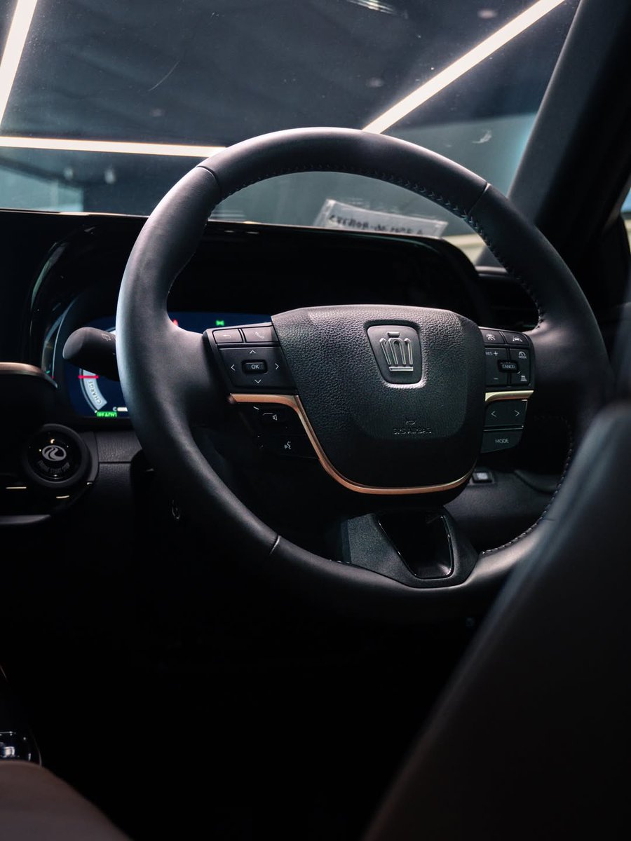 Venosier's tweet photo. Toyota Crown https://t.co/j2fLFFDmGG
