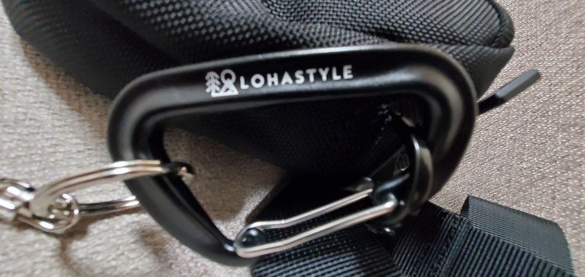 sima08170817's tweet photo. #LOHASTYLE
LOHASTYLEさんのバック届いたぞ。
最近までPORTERのボディバックを使っていたけど。

LOHASTYLEさんのボディバックをネットで見つけて購入。

コンパクトに見えて普段使ってるPORTERのボディバックより全然収納スペースが大きい。

外側に収納があるもの良いね！ https://t.co/PdasS1C300