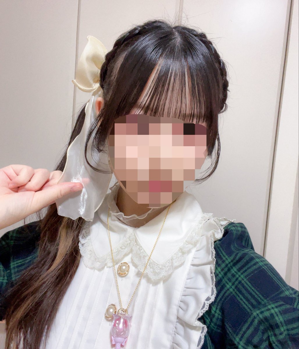 manbouproject's tweet photo. 本日髪を綺麗にセット出来たので珍しく自撮りしました🎀
いただいた白デカリボン汎用性高くて頻繁に使っちゃってます…💭
へしょへしょなので全顔モザイクで失礼します https://t.co/fhoLQJdqlK