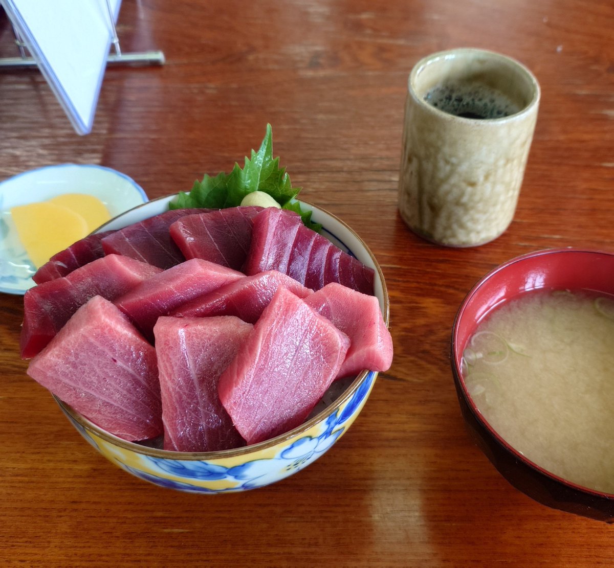 tahchannn's tweet photo. #ポピエモ #POPPiNGEMO
ちょっと出かけてきました🛫
大間行ってマグロ食べて八戸で1泊して帰ってきました。
八戸市内でライブを堪能しました🎸
美味しいご飯を頂きました🍚
ポピエモ&スパレプTシャツ着て歩いてました(笑)
ありがとうございます😊 https://t.co/zvMk1BfBfJ