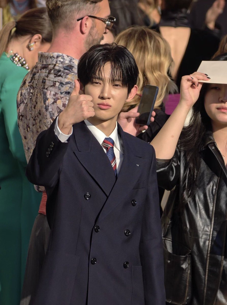akira0203love_m's tweet photo. 👍🏻✋🏻
#PARKSIWOOxVALENTINO 
#VALENTINOPFWSS27 
#PARKSIWOO https://t.co/eLbPEv5aYF