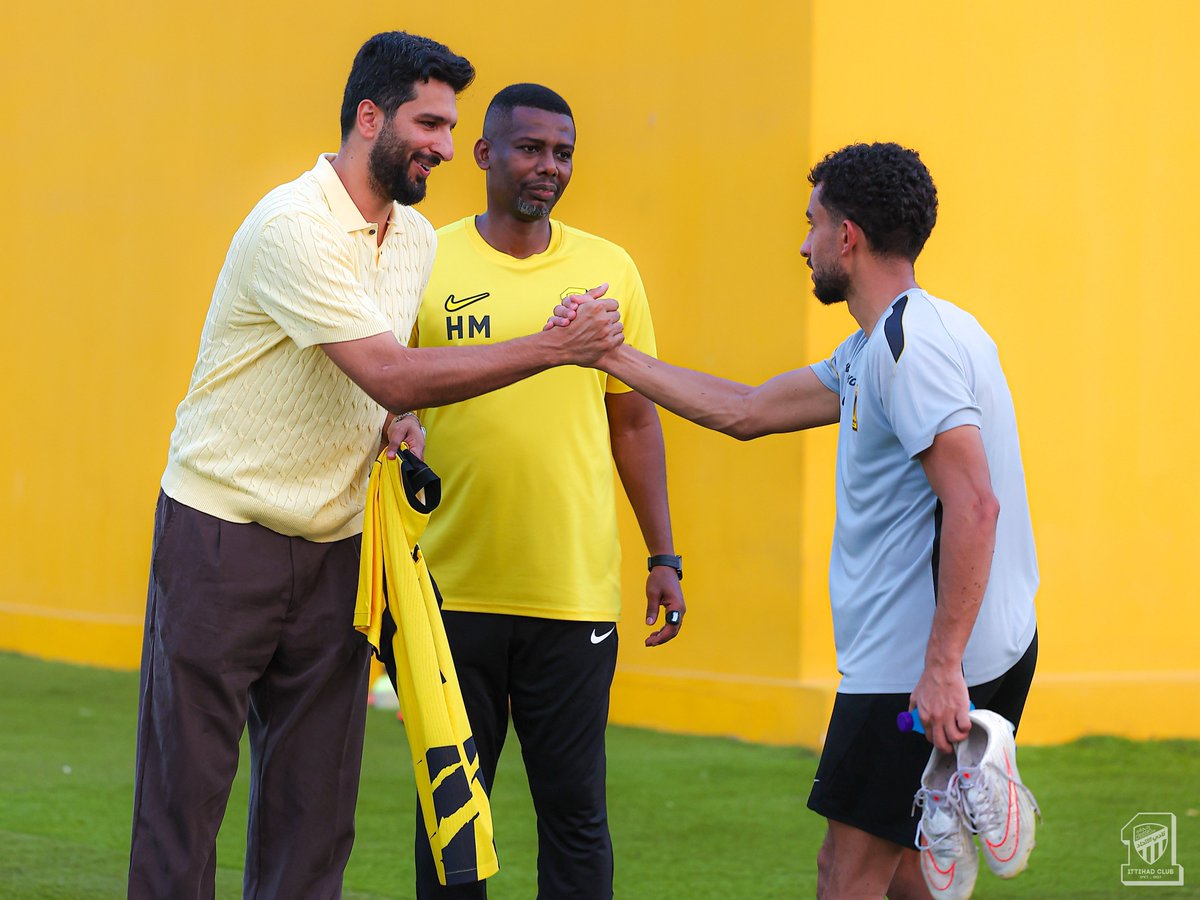 ittihad's tweet photo. 📸| سقراط .. على الحروف يضع النقاط 💫💛 https://t.co/8zWKzxR15X