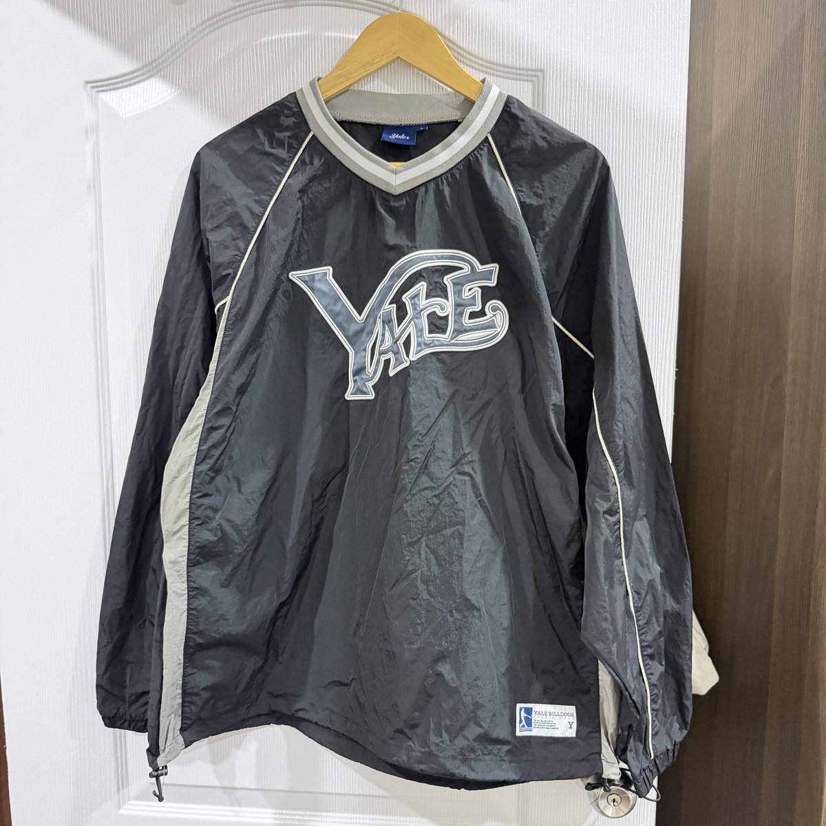 Octoberstuff's tweet photo. 🥟 ´ Yale Nylon Sports Team Jersey Long Sleeve_Black
ผ้าร่มสีดำแขนแถบ ปักทั้งหมด ไม่หนาฮะ ใส่วิ่งได้
สภาพ (10/10) size : อก 50 ยาว 27
price : 459 รวมส่ง
#พรีออเดอร์เกาหลี #โล๊ะตู้เสื้อผ้า #ส่งต่อเสื้อผ้า #aeae #ส่งต่อstylist #ส่งต่อcintage #yale https://t.co/2NzYDZKZx2