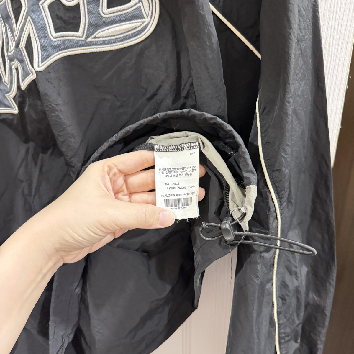 Octoberstuff's tweet photo. 🥟 ´ Yale Nylon Sports Team Jersey Long Sleeve_Black
ผ้าร่มสีดำแขนแถบ ปักทั้งหมด ไม่หนาฮะ ใส่วิ่งได้
สภาพ (10/10) size : อก 50 ยาว 27
price : 459 รวมส่ง
#พรีออเดอร์เกาหลี #โล๊ะตู้เสื้อผ้า #ส่งต่อเสื้อผ้า #aeae #ส่งต่อstylist #ส่งต่อcintage #yale https://t.co/2NzYDZKZx2