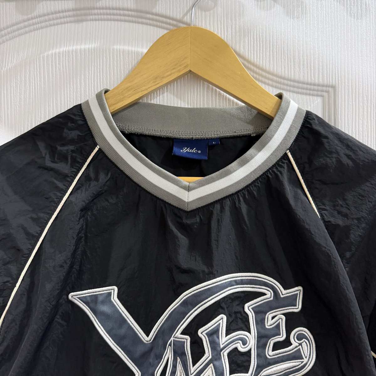 Octoberstuff's tweet photo. 🥟 ´ Yale Nylon Sports Team Jersey Long Sleeve_Black
ผ้าร่มสีดำแขนแถบ ปักทั้งหมด ไม่หนาฮะ ใส่วิ่งได้
สภาพ (10/10) size : อก 50 ยาว 27
price : 459 รวมส่ง
#พรีออเดอร์เกาหลี #โล๊ะตู้เสื้อผ้า #ส่งต่อเสื้อผ้า #aeae #ส่งต่อstylist #ส่งต่อcintage #yale https://t.co/2NzYDZKZx2