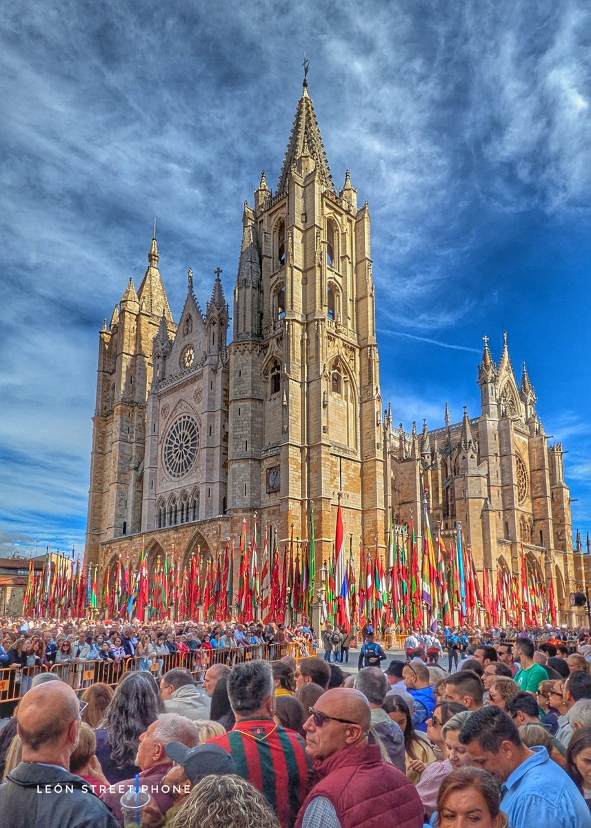 LEONPHOTOSTREET's tweet photo. Pendones en la Catedral #leonesp #georgexixon https://t.co/OUlEFiEERC