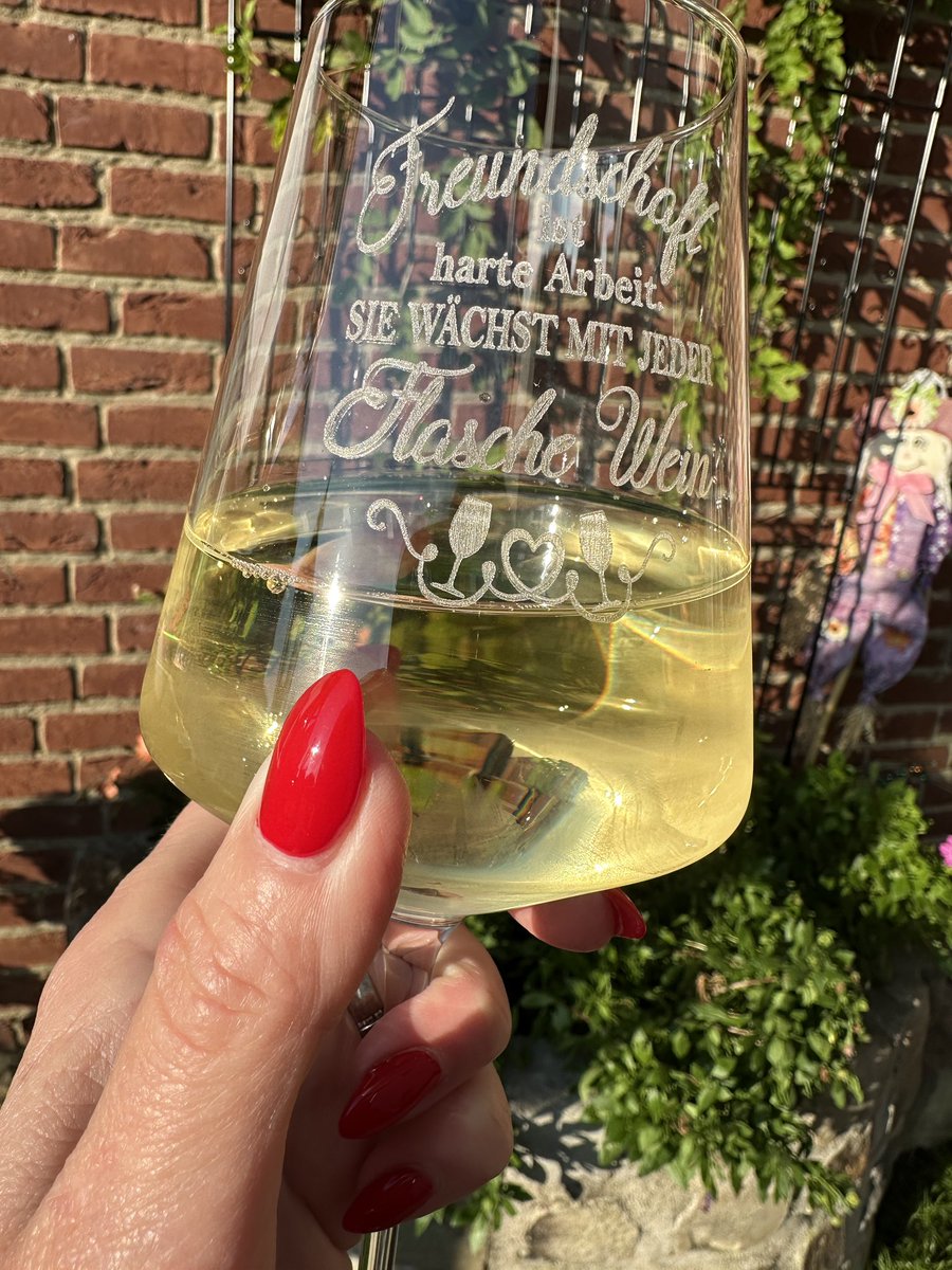 hedyundolaf's tweet photo. Wer schön sein will muss Wein trinken 😊🍷😂😂😂
#fump und Prost ihr Lieben 🫶 🥂🍻🍹🍸🥃🍷🤣🤣🤣 https://t.co/nYckxD8gcv