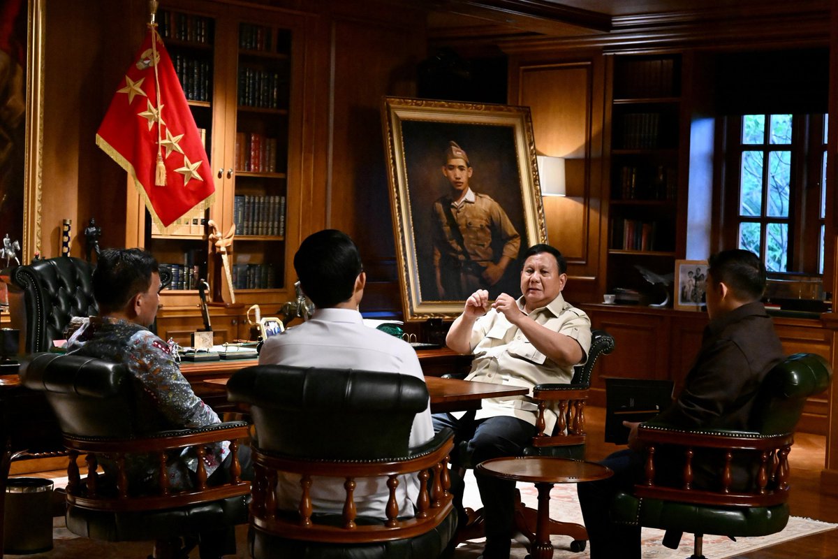 setkabgoid's tweet photo. Presiden Prabowo Subianto memanggil Kepala Badan Komunikasi Pemerintah (Bakom) Syahganda Nainggolan dan Wakil Kepala Bakom Fadli Tri Hartono ke kediaman Hambalang, Bogor, Jawa Barat, Minggu sore, 4 Oktober 2026.

Dalam pertemuan tersebut, Presiden berdiskusi mengenai penguatan peran Badan Komunikasi Pemerintah dalam menyampaikan program, hasil, dan manfaatnya kepada masyarakat, sekaligus membangun komunikasi yang lebih dekat dengan masyarakat.

Presiden menekankan bahwa komunikasi pemerintah harus mudah diterima dengan menggunakan bahasa yang sederhana. Bukan hanya menyampaikan apa yang dikerjakan pemerintah, tetapi juga menjelaskan arah dan pemikiran di balik setiap kebijakan.

Presiden juga mengingatkan agar Badan Komunikasi Pemerintah tidak hanya menyampaikan informasi kepada masyarakat, tetapi juga mendengarkan masukan, keluhan, dan kritik masyarakat untuk kemudian diteruskan kepada kementerian dan lembaga terkait, termasuk kepada Presiden.

Pertemuan ini diharapkan dapat memperkuat komunikasi pemerintah yang lebih terbuka, dialogis, dan berkesinambungan antara pemerintah, media, dan masyarakat. Dengan demikian, setiap kebijakan dan pemikiran Presiden dapat dipahami secara utuh, sekaligus memastikan suara dan aspirasi masyarakat dapat didengar oleh pemerintah.