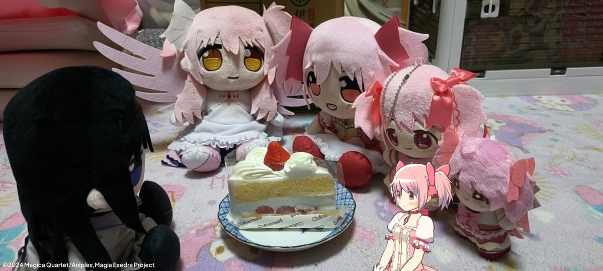 mei_spe's tweet photo. #鹿目まどか生誕祭2026 
 #まどマギ 
ケーキ🍰用意するのに遅れた😭
まどか誕生日おめでとう！！🎉

ほむら「1日遅れたけど、まどかお誕生日おめでとう。ケーキよ🍰」

まどか×5
「「「「「ありがとう！ほむらちゃん」」」」」

4枚目は下手ですが、自分が描いたイラストです！ https://t.co/AWiEXZV4Ex