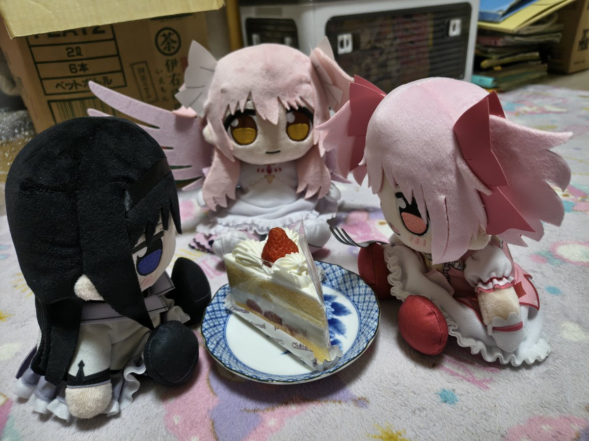 mei_spe's tweet photo. #鹿目まどか生誕祭2026 
 #まどマギ 
ケーキ🍰用意するのに遅れた😭
まどか誕生日おめでとう！！🎉

ほむら「1日遅れたけど、まどかお誕生日おめでとう。ケーキよ🍰」

まどか×5
「「「「「ありがとう！ほむらちゃん」」」」」

4枚目は下手ですが、自分が描いたイラストです！ https://t.co/AWiEXZV4Ex