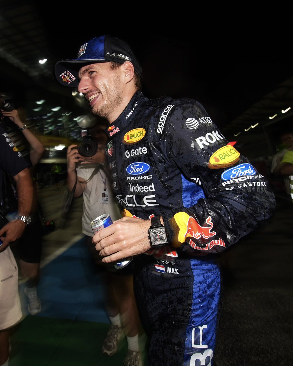 redbullracing's tweet photo. Got him 😉💙

#F1 || #BahrainGP https://t.co/eaQl74OtYF