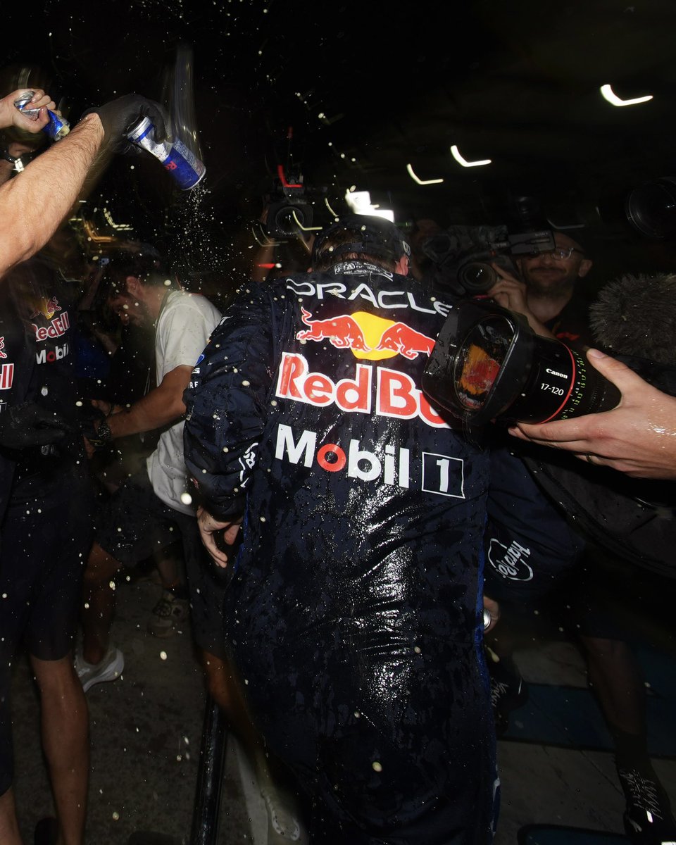 redbullracing's tweet photo. Got him 😉💙

#F1 || #BahrainGP https://t.co/eaQl74OtYF
