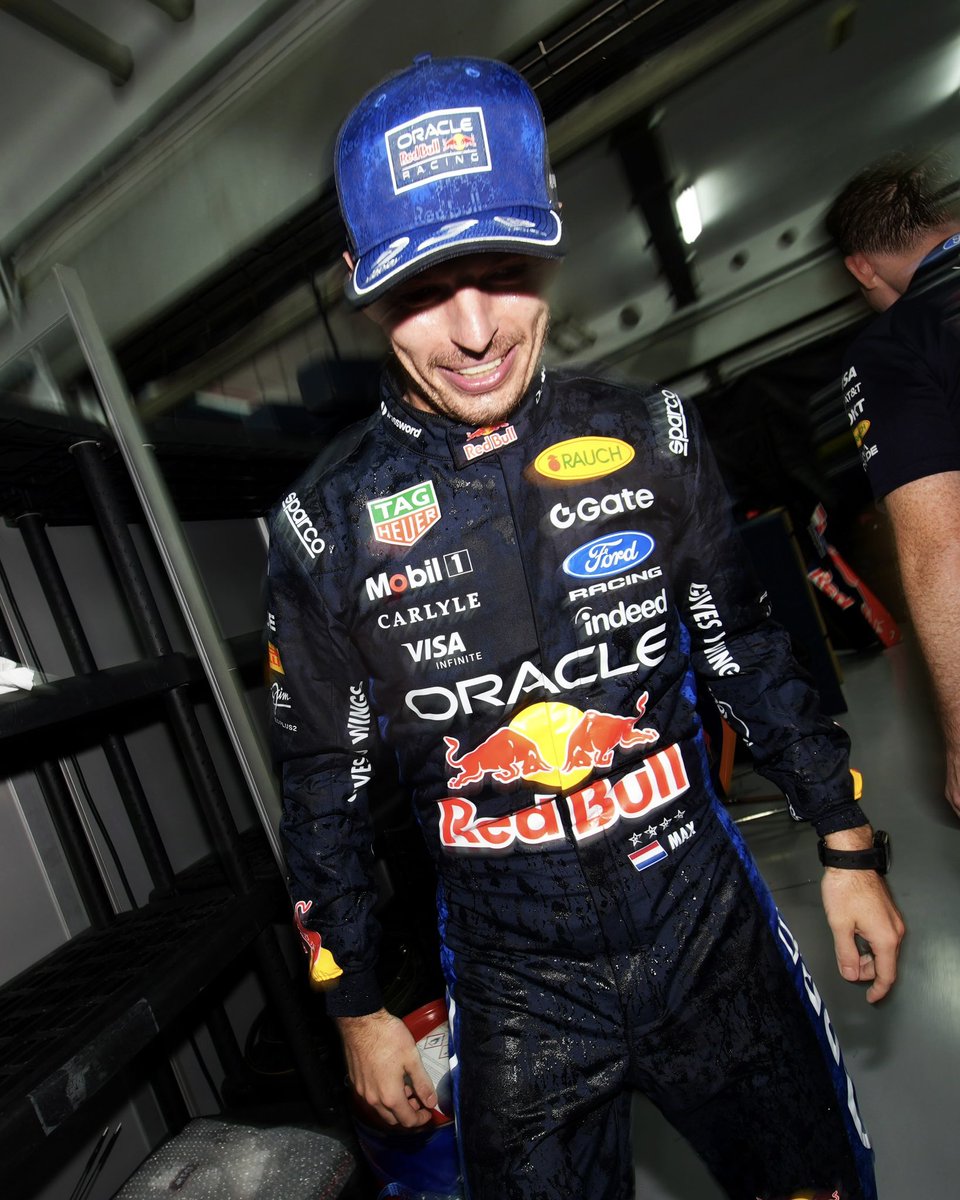redbullracing's tweet photo. Got him 😉💙

#F1 || #BahrainGP https://t.co/eaQl74OtYF